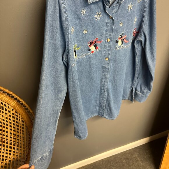 Denim Chambray Button Up Embroidered Penguin Holiday Top Size Medium - Picture 2 of 5